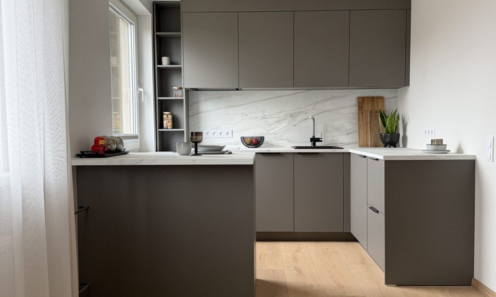 Kaasaegne hall köök Raplamaal mustade käepidemete, marmoriimitatsiooniga ja praktilise voldikkardinaga