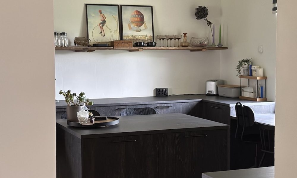 Avar modernne köök London dekoorplaadi ja tumedate detailidega